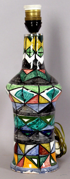 Lampada in ceramica policroma, altezza 36 cm.