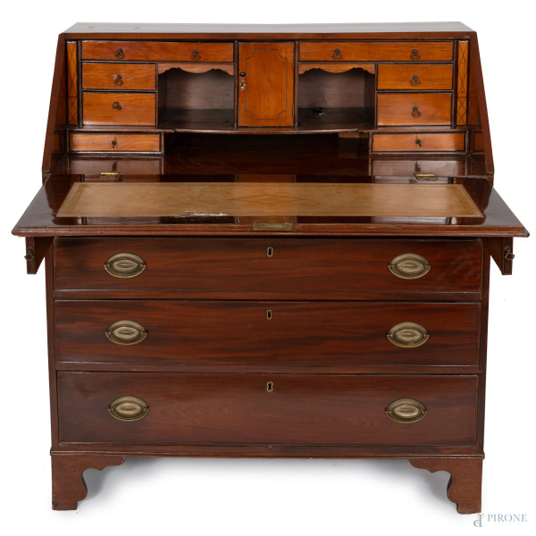 Ribalta impiallacciata in mogano con fronte scandito da quattro cassetti in colonna e ribalta cel...