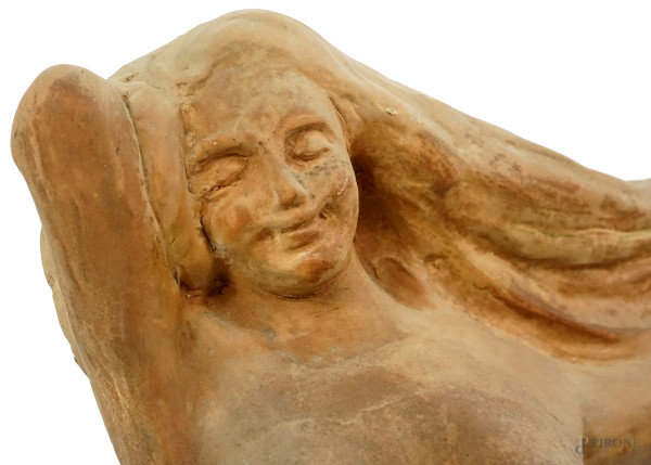 Scultura in terracotta con tracce di policromia raffigurante una figura femminile, siglato alla b...
