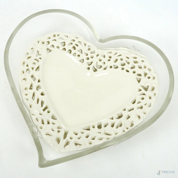 Tre centrini in vetro e porcellana a forma di cuore, misure max cm 5x23x24, XX secolo.