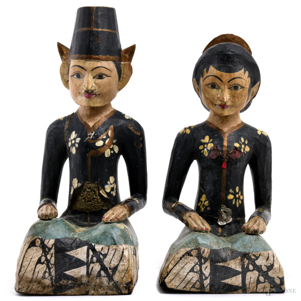 Lotto di due sculture thailandesi in legno dipinto e intagliato, XX secolo, altezza massima cm 34, (segni di usura, difetti)