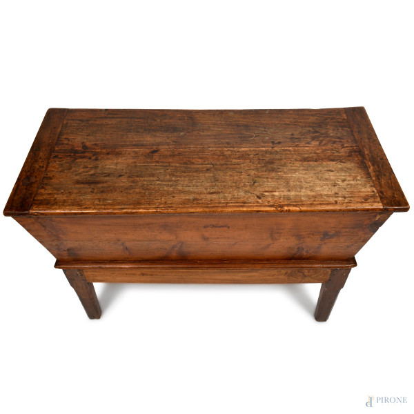 Madia in legno dolce, cm XVIII-XIX, cm 38x124,5x55,5, (segni di usura del tempo, graffi, fori di ...