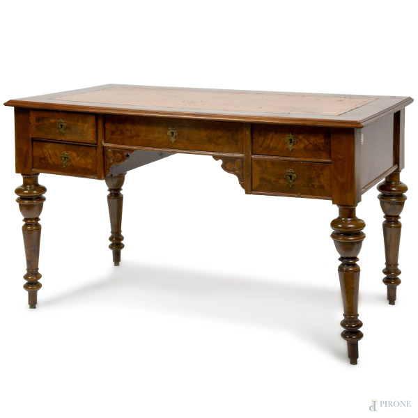 Scrivania in noce con piano in cuoio, fine del XIX secolo - inizi del XX secolo, cm 79x127x68(difetti)