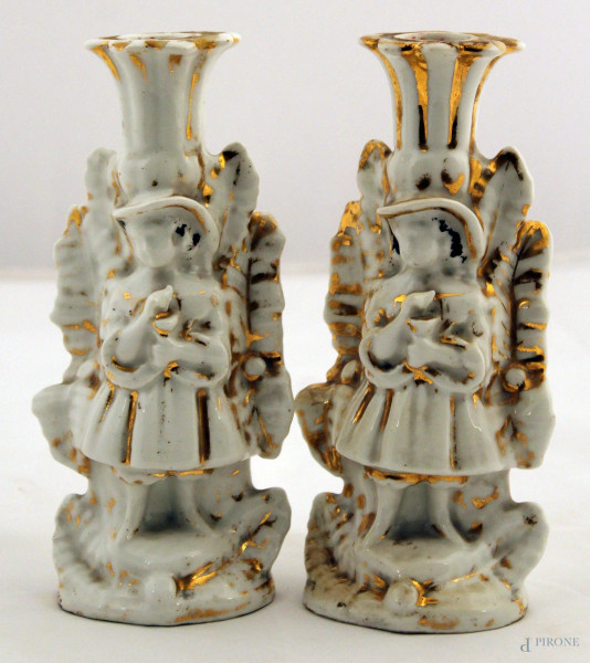 Coppia di candelieri Luigi Filippo in porcellana a soggetto di figure, h. 20 cm