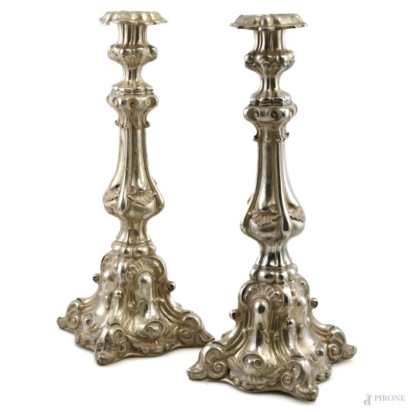 Coppia di candelieri in argento 800/000 finemente cesellato, altezza cm 40, peso complessivo lordo gr 720