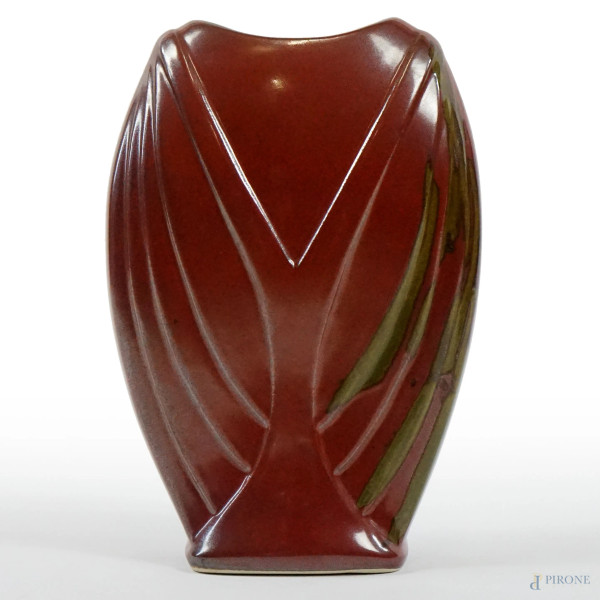 Vaso Art Dèco in ceramica rosso mattone, decori dorati, cm h 23x15,5x7,5