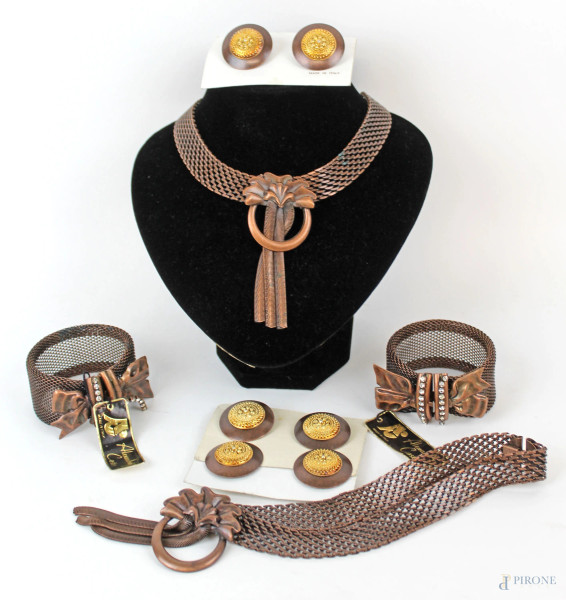 Lotto di bigiotteria vintage composto da due collane, due bracciali e tre paia di orecchini con chiusura a clip, lunghezza max cm 45