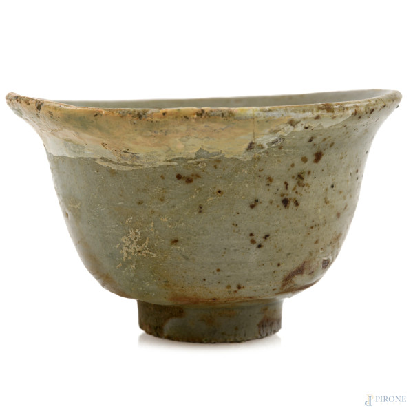 Tazzina in ceramica verde, XX secolo, cm 3,5x6,5, (segni di usura, scalfiture, difetti di cottura)