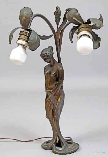 Lampada a due luci in bronzo sorretta da figura di donna, altezza 45,5 cm, periodo Liberty.
