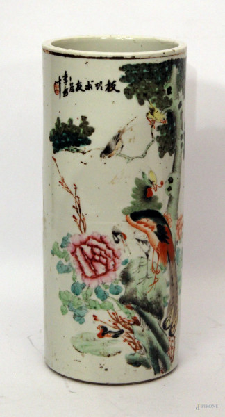 Vaso in porcellana a forma cilindrica con decoro di paesaggio, marcato (restauri), Cina XIX sec, h.28 cm