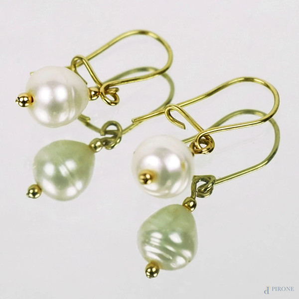 Paio di orecchini in oro giallo 18 KT con perle, peso gr.4,1