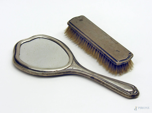 Servizio da toletta in argento composto da specchio e spazzola.