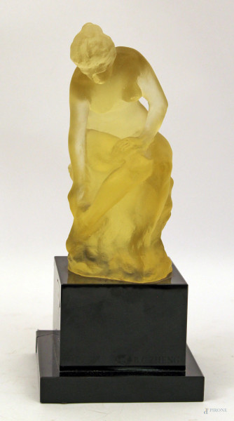 B.C.Zheng, nudo di donna, scultura in vetro poggiante su base in marmo nero, h. cm 18.