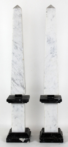 Lotto di due obelischi in marmo bianco e nero, altezza cm 63