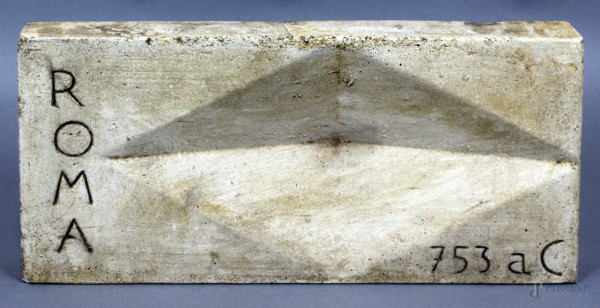 Placca in travertino "Fondazione di Roma 753 A.C.", cm 20,5x41x4, XX secolo (difetti)