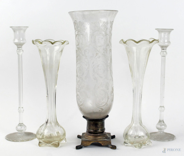 Lotto di due vasi e tre candelieri in vetro, alt. max cm 31, XX secolo.