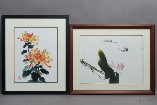 Coppia di acquarelli su carta a soggetti di fiori, Cina, XX sec., cm 35 x 27, entro cornice, firmati.