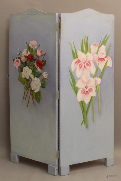 Separ&#232; a due ante dipinto a motivi floreali, h. 128 cm.