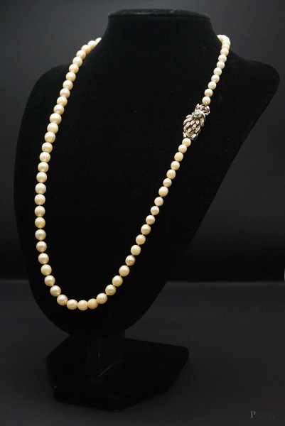 Collana di perle degradè con chiusura in oro bianco impreziosita da brillantini e smeraldi, lunghezza cm 64 circa, peso gr. 50, (difetti)
