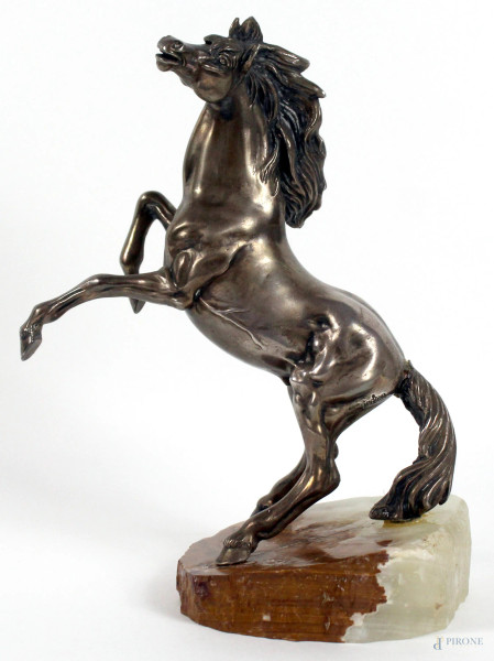 Cavallo rampante, scultura in metallo bagnato in argento, altezza cm. 22, base in alabastro, marcata Magrino.