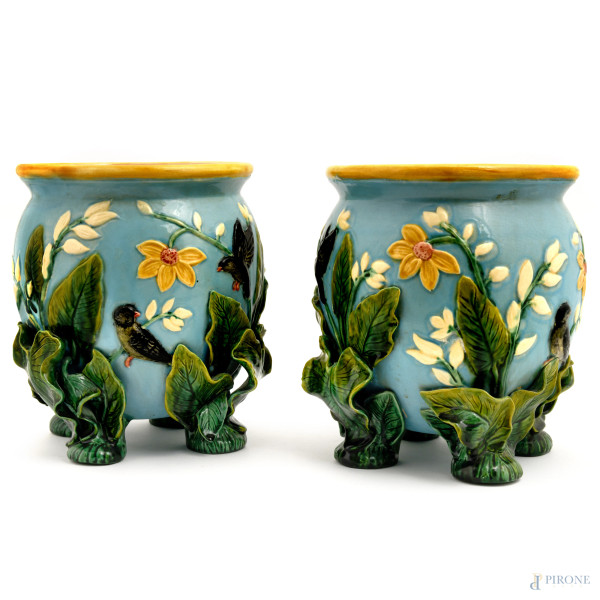 Coppia di cachepot in ceramica policroma con decori a rilievo di uccelli tra i fiori, quattro piedini a foggia di foglie, Cina, XX secolo, altezza cm 27, diametro cm 22, (difetti)