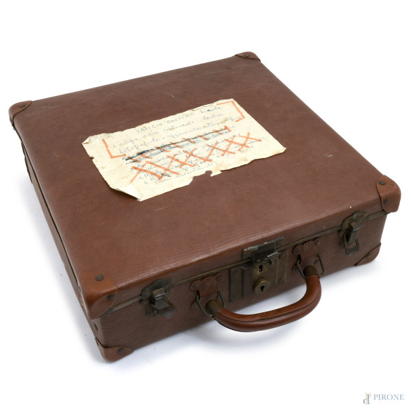 Valigia contenente diversi lotti di fotomeccaniche, cm 13x39x38