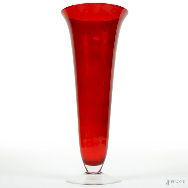 Grande vaso in vetro rosso con orlo svasato, XX secolo, cm h 50, (lievi difetti).