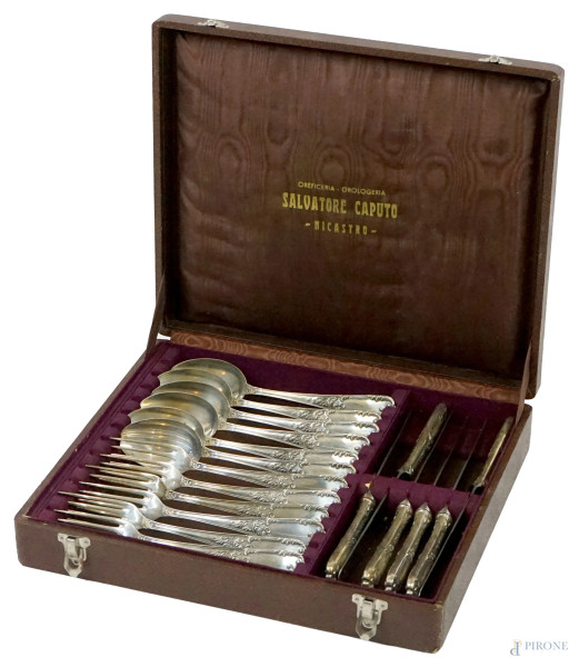 Set di posate in argento, composto da 6 cucchiai, 6 forchette e 6 coltelli, XX secolo, entro custodia originale.