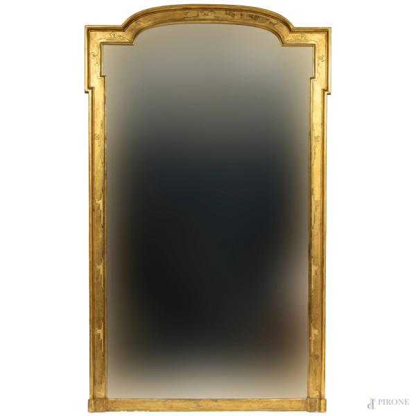Specchiera in legno intagliato e dorato con porzione apicale sagomata, XIX secolo, cm 224x131; luce cm 213x111 (segni del tempo)
