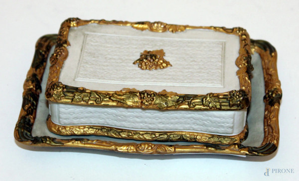 Scatolina con piattino in bisquit, marcata Serra, h.4x14x10cm