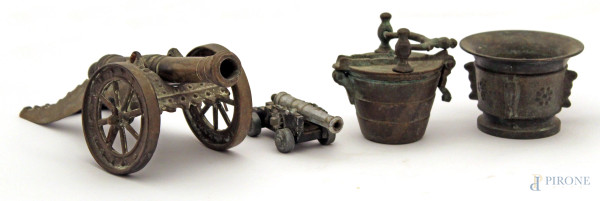 Lotto di quattro oggetti in bronzo composto da due modelli di cannoni, un mortaio e set di pesi, primi 900