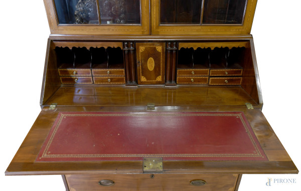 Trumeau in varie essenze con intarsi con fronte scandito da quattro cassetti in colonna con manig...