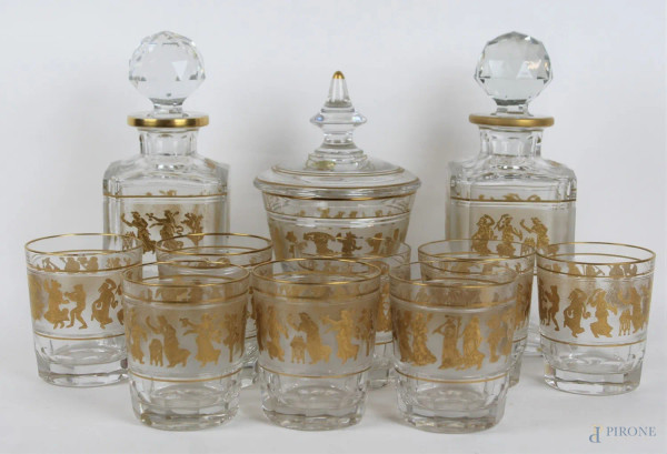 Servizio di bicchieri per otto persone completo di due bottiglie e portabiscotti in cristallo, decori e finiture dorati, altezza max bottiglia cm 33, altezza bicchiere cm 9