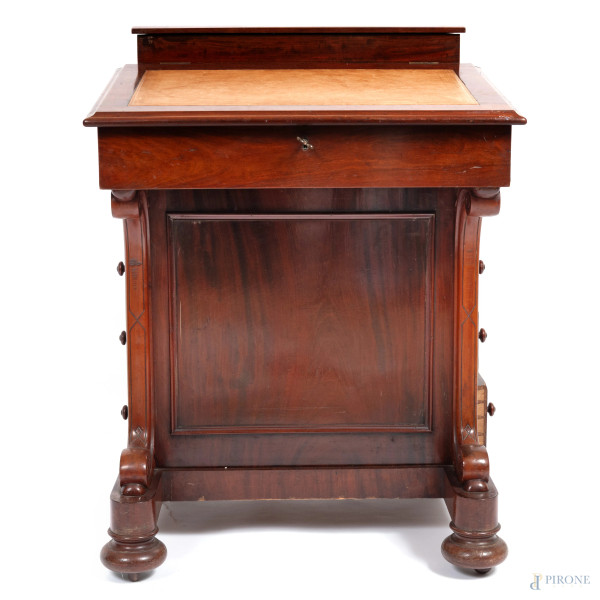 Davenport impiallacciato in mogano con piano in pelle goffrata celante vano. Quattro cassetti e quattro finti cassetti ai fianchi, XIX -XX secolo, cm 96x67x68, (Segni di usura, scalfiture difetti)