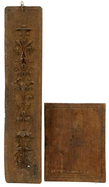 Lotto composto da una tavola incisa ed un fregio con ramo intagliato a bassorilievo, misure max cm 58x12,5, (difetti).