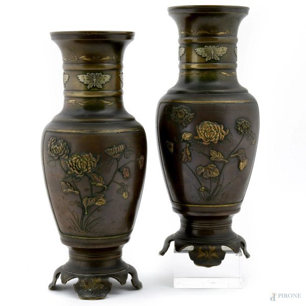 Coppia di vasi in bronzo e bronzo dorato con rilievi di uccello, farfalle e rami fioriti. Giappone, XX secolo, altezza cm 30 (usura della patina, difetti)