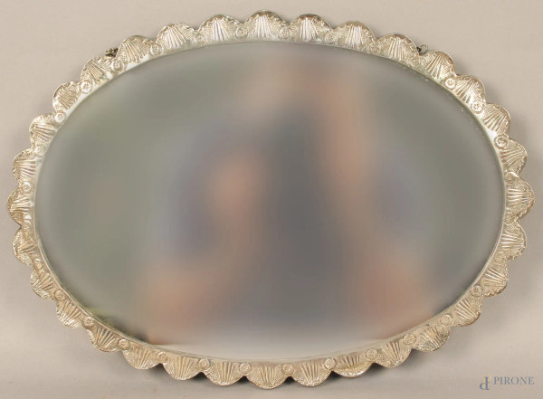 Specchio di linea ovale in argento sbalzato e cesellato, arte orientale, cm. 36x26.