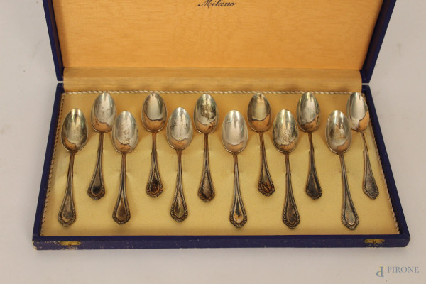 Servizio di dodici cucchiaini in argento, gr. 268, completo di custodia.
