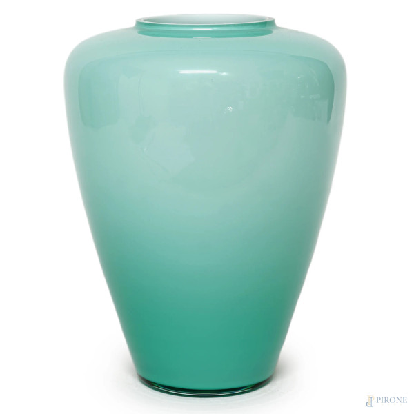 Vaso in vetro incamiciato nei toni del verde, marchio sotto la base IVV, altezza cm 23