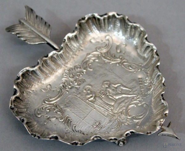 Piccolo centrino in argento a forma di cuore con incisa scena galante, Londra 1896, gr. 50, lungh. 12,5 cm.