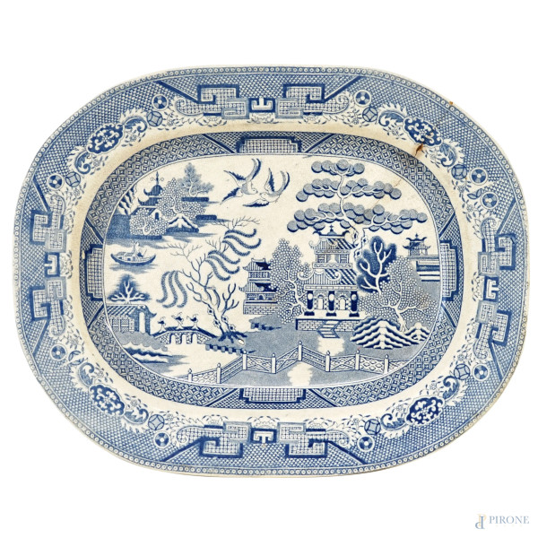 Vassoio in porcellana bianca e blu con decori a chinoiserie, Inghilterra, fine XIX secolo, cm 35,5x28 (difetti)