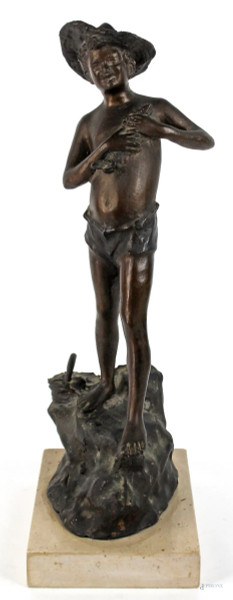 Giovane pescatore, scultura in bronzo, altezza cm. 38, firmato Varlese, base in marmo.