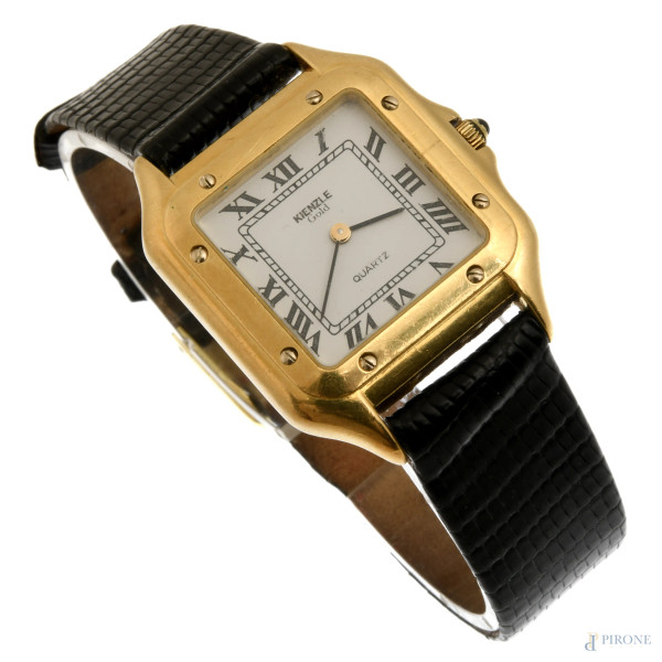 Orologio da donna "Kienzle Gold" al quarzo con cassa in oro 18 Kt e cinturino in pelle nera, diametro cassa cm 3, lunghezza cm 22, (lievi segni di usura del tempo, meccanismo da revisionare; sul retro della cassa dedica incisa)