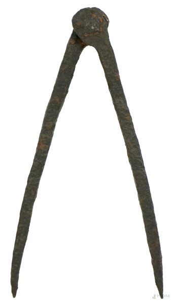 Compasso in ferro del XVII secolo, cm 20x10,5x1, (usura)
