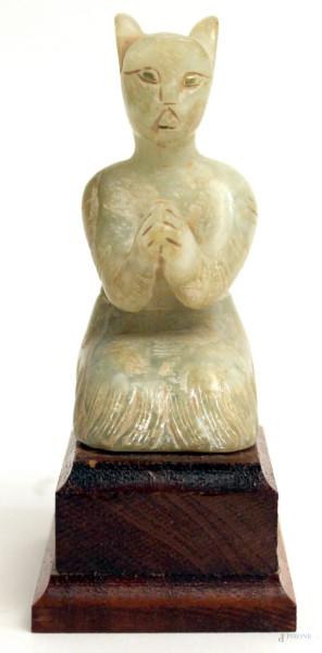 Divinit&#224; scultura in giadeite su base in legno, h. 11 cm.