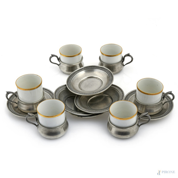 Lotto composto da due tazzine e tre piattini in porcellana di varia manifattura e foggia nei toni del bianco, rosa e oro, XX secolo, altezza massima cm 10, diametro massimo cm 16, (segni di usura, difetti)