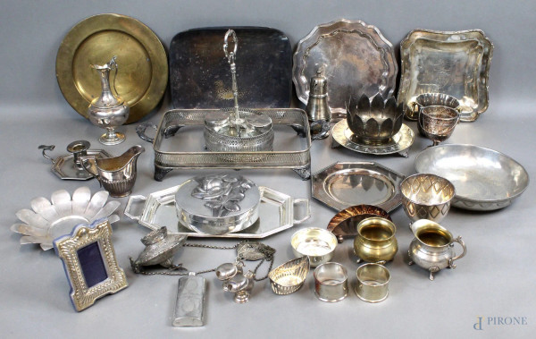 Lotto di vari oggetti in metallo argentato, misure e forme diverse.