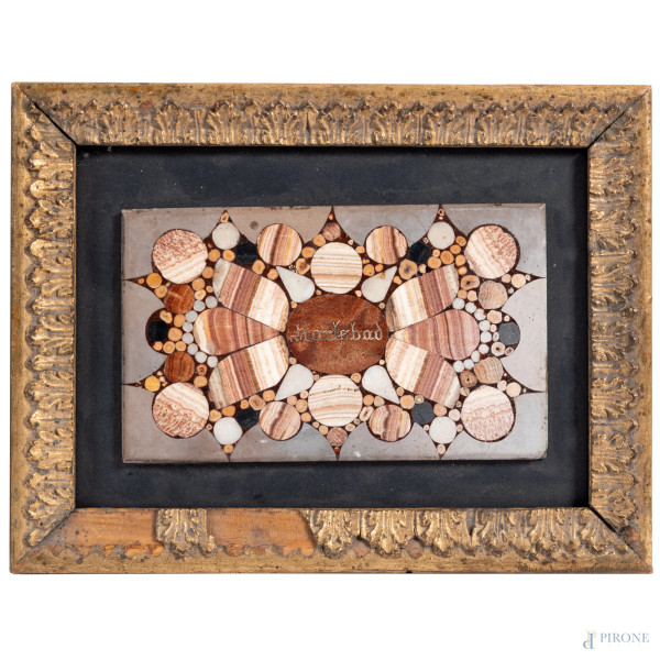 Lastra in pietra con commessi a vari marmi, primo XX secolo, cm 7,5x13, entro cornice