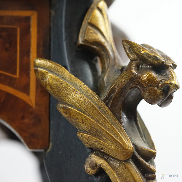 Tavolinetto in legno intarsiato in varie essenze, XX secolo, di forma mistilinea, con quattro gam...
