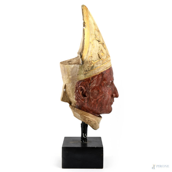 Testa di vescovo, XX secolo, scultura in gesso dipinto e dorato poggiante su base in legno dipint...